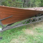Was macht dieses tolle Kirchboot im Wald